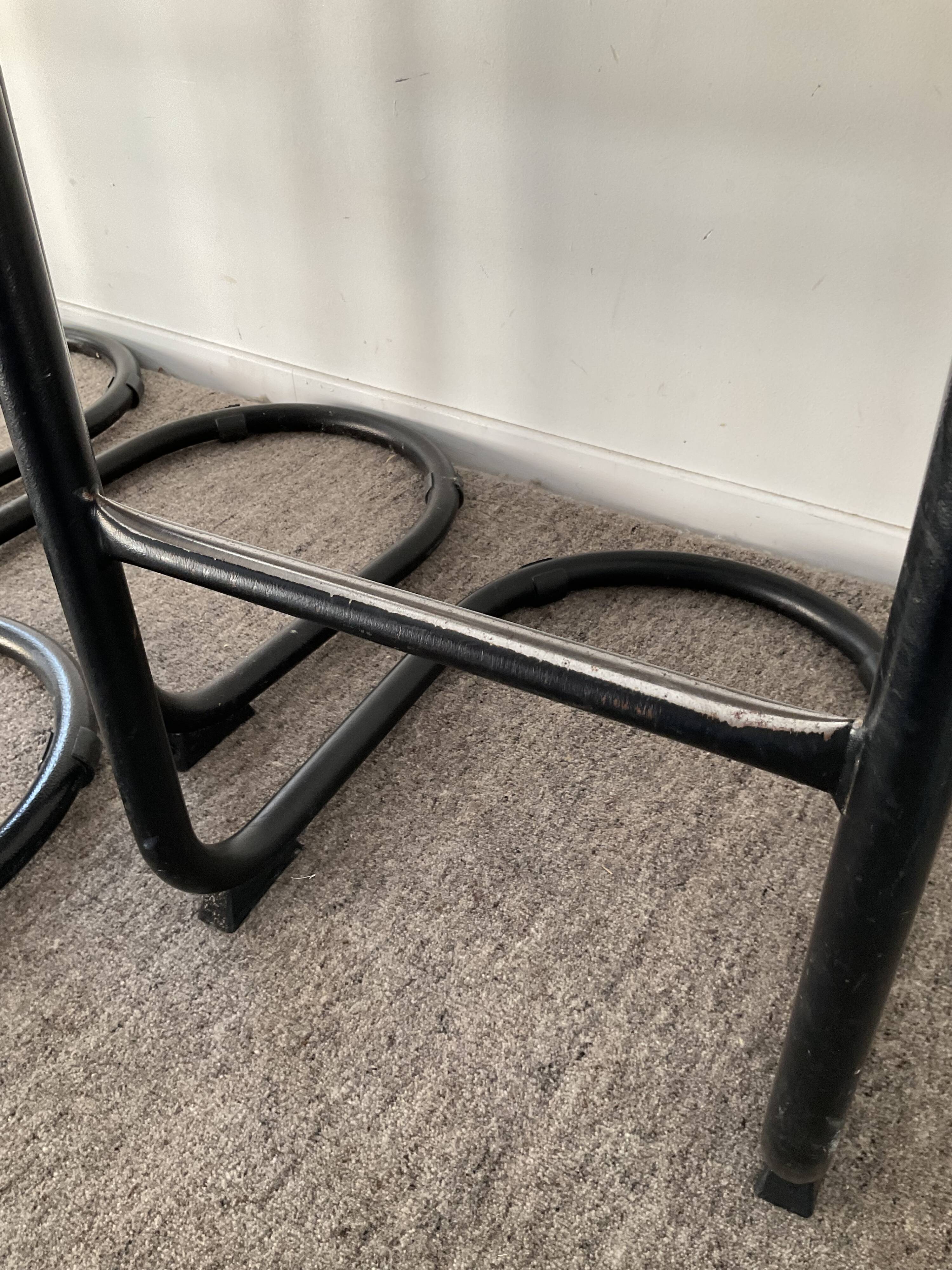 Série de 6 tabourets tubulaire et skaï, années 70- 80