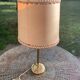 Lampe de table, de chevet en laiton dore, pieds colonne, abat jour beige avec passementerie, vintage