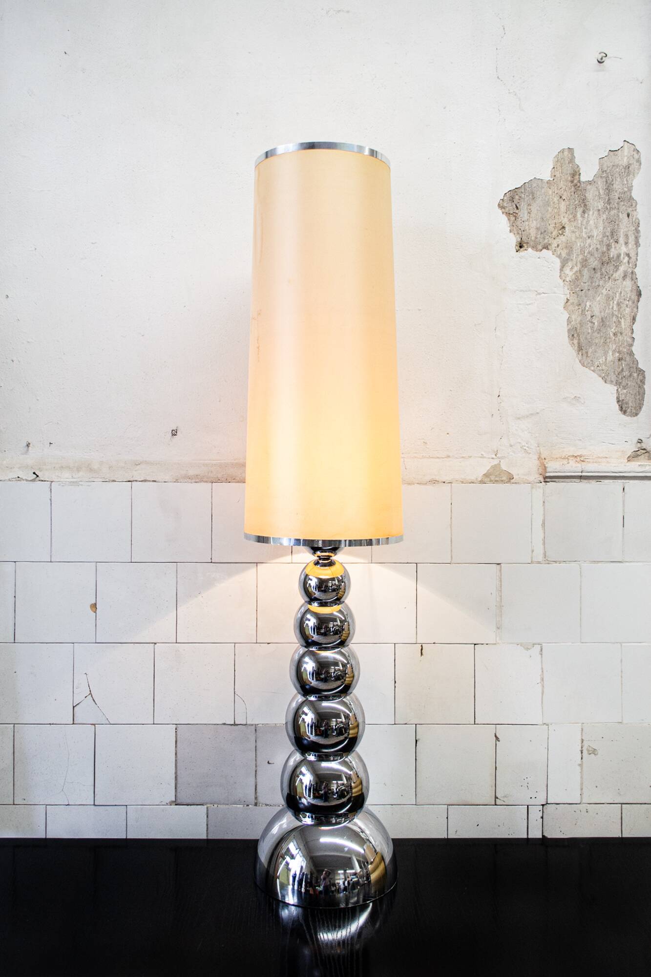 Lampada da terra con base in acciaio cromato di Reggiani, anni '70