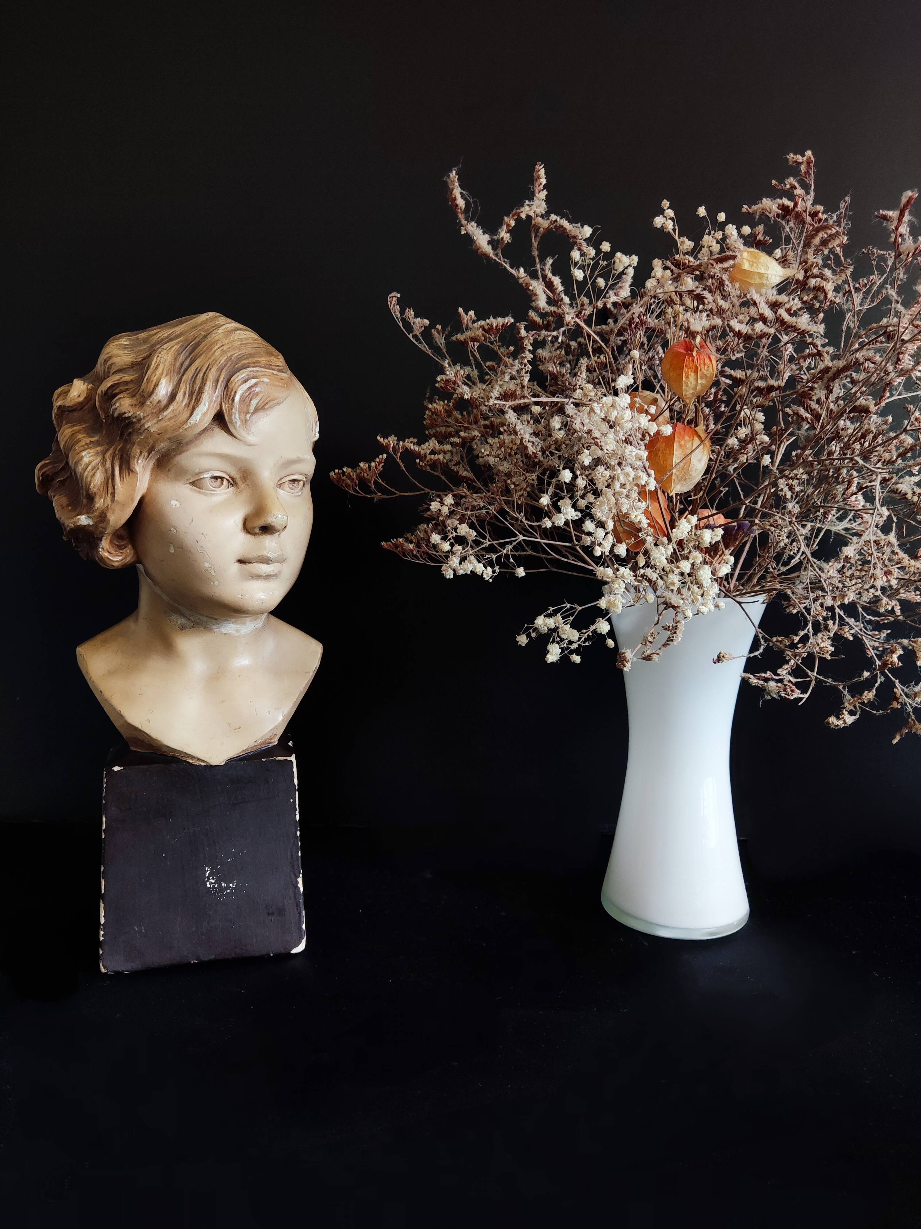 Bust young girl art deco