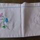 Nappe ancienne coton rose fleurs multicolores brodées