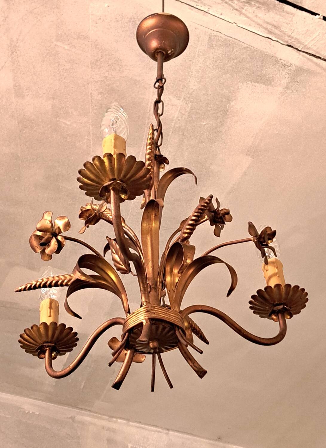Chandelier with ears of wheat and flowers in gilded metal