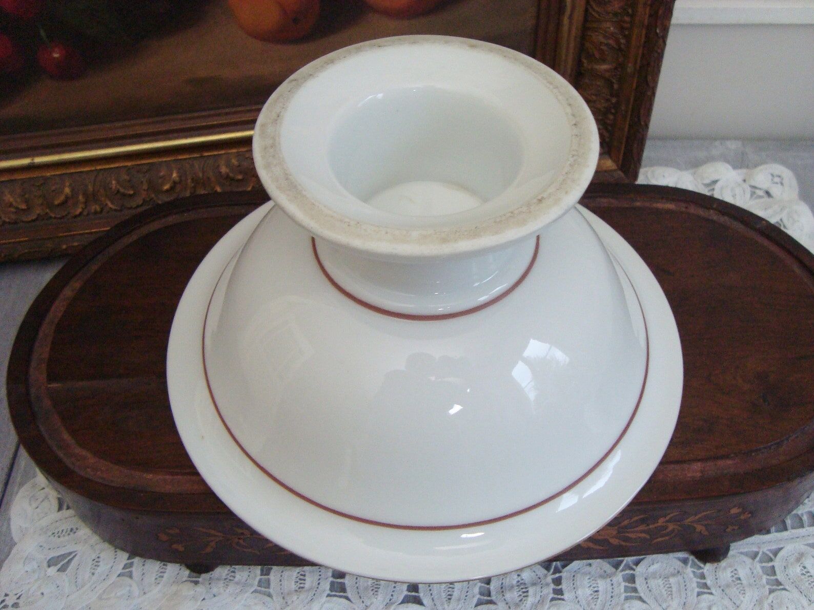 Porcelain standing fruit cup