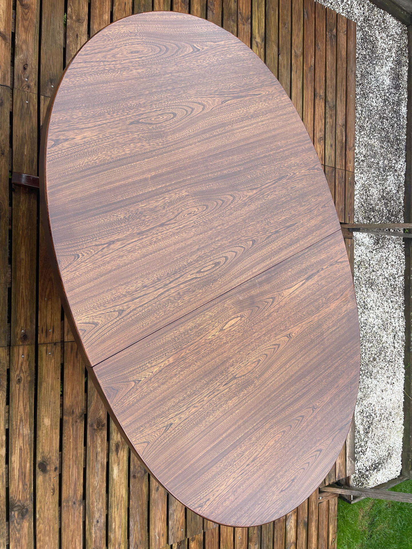Extendable oval table Baumann, for up to 12 place settings.