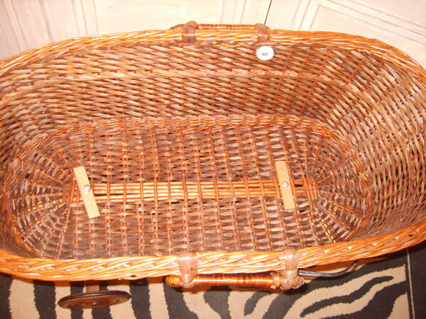 Berceau en rotin sur roulettes