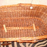 Cradle in rattan on wheels