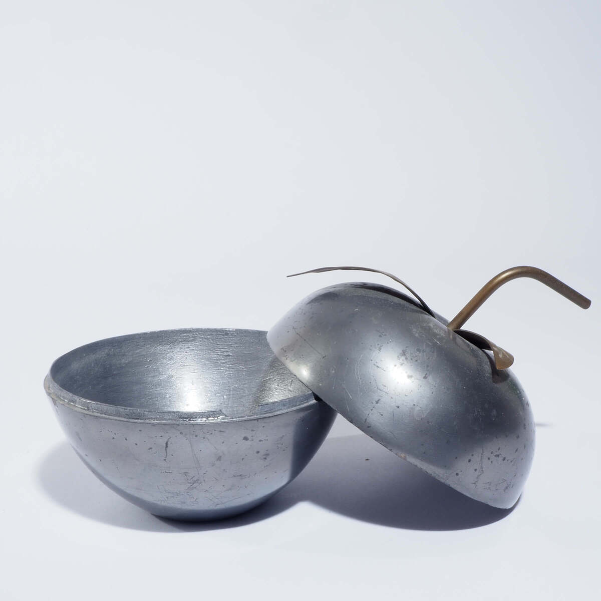 Apple-shaped metal candy