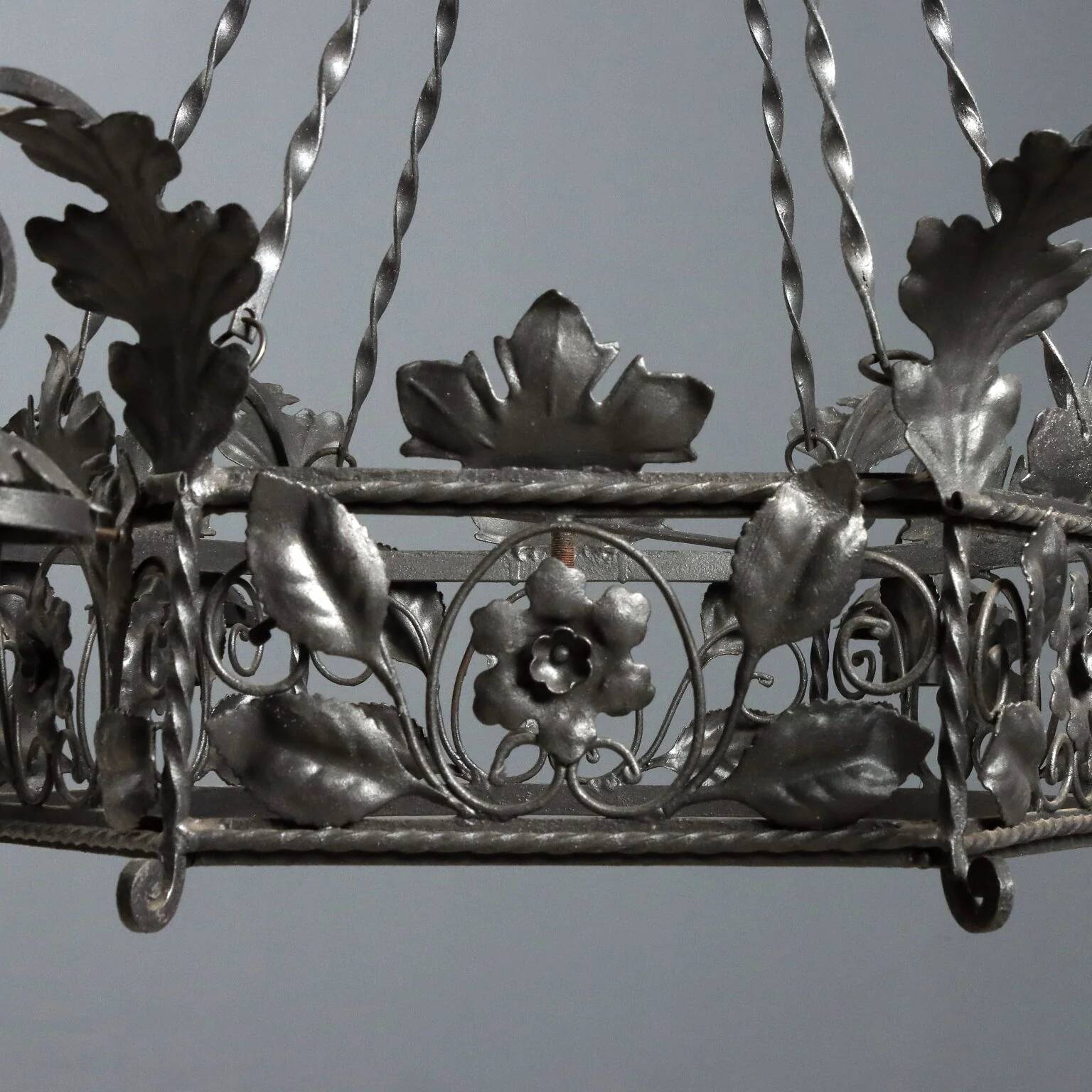 Lustre ancien en fer forgé décoré, Italie, XXe siècle