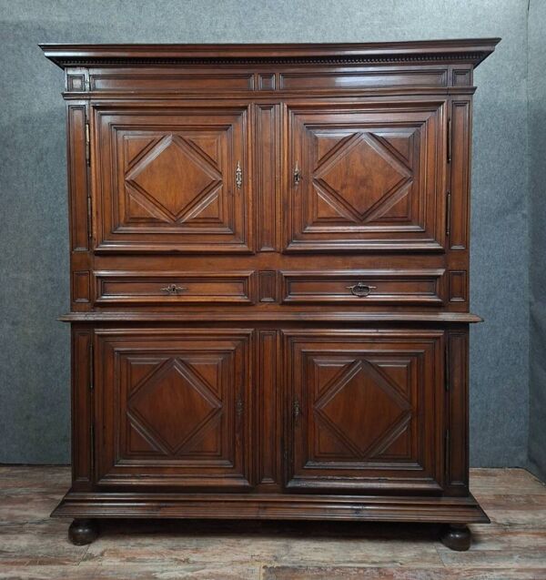 Buffet 2 corps en noyer – Travail d'époque Louis XIII – XVIIe siècle