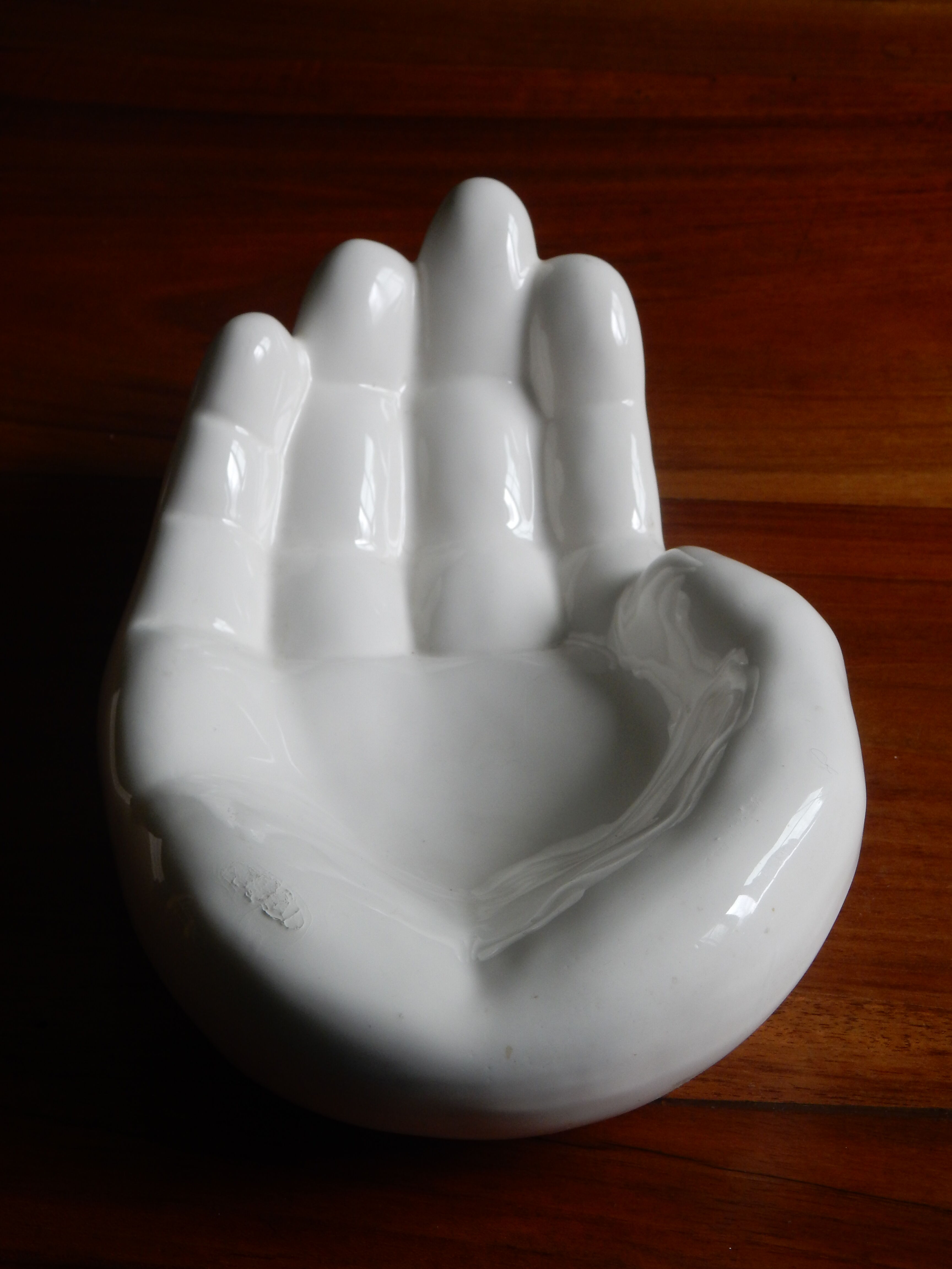 Large empty hand-shaped pocket / Vintage 70s white ceramic