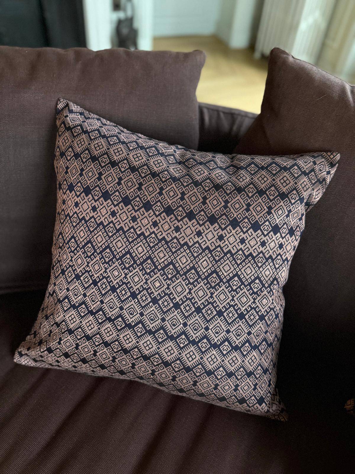 Housse de coussin Kachin bleu marine et rose (RIDA)