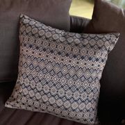 Housse de coussin Kachin bleu marine et rose (RIDA)