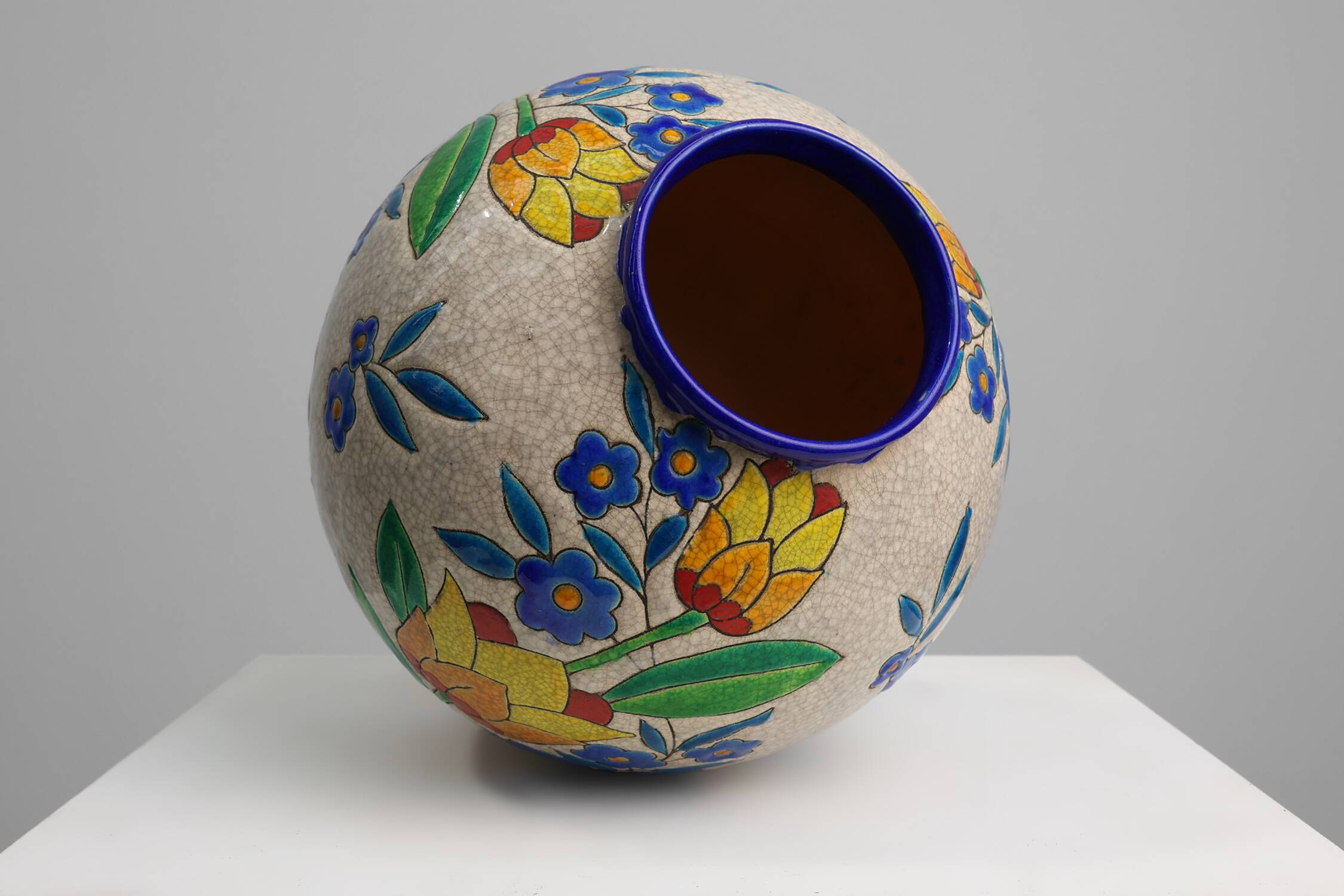 Vase Boch Keramis par Catteau, à décor floral polychrome, Belgique, années 1930