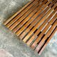 Table basse, banc en bois foncé lamellé