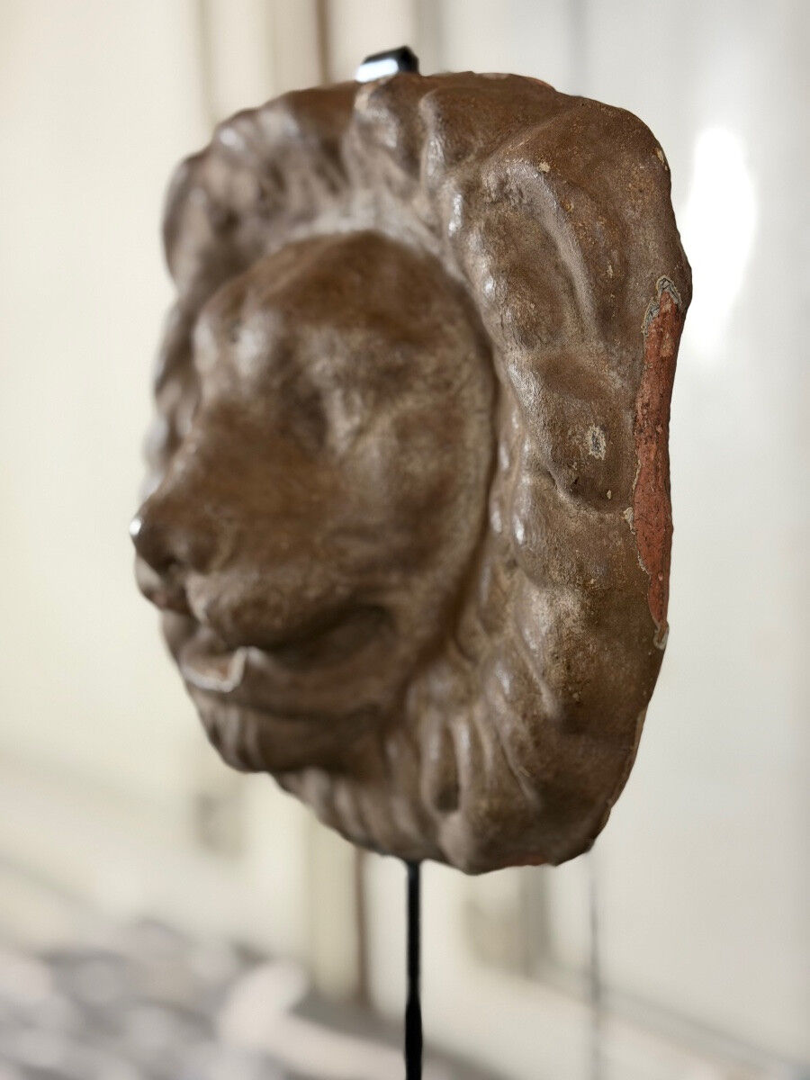 Three cast-iron and terracotta façade decoration lions, around 1880.