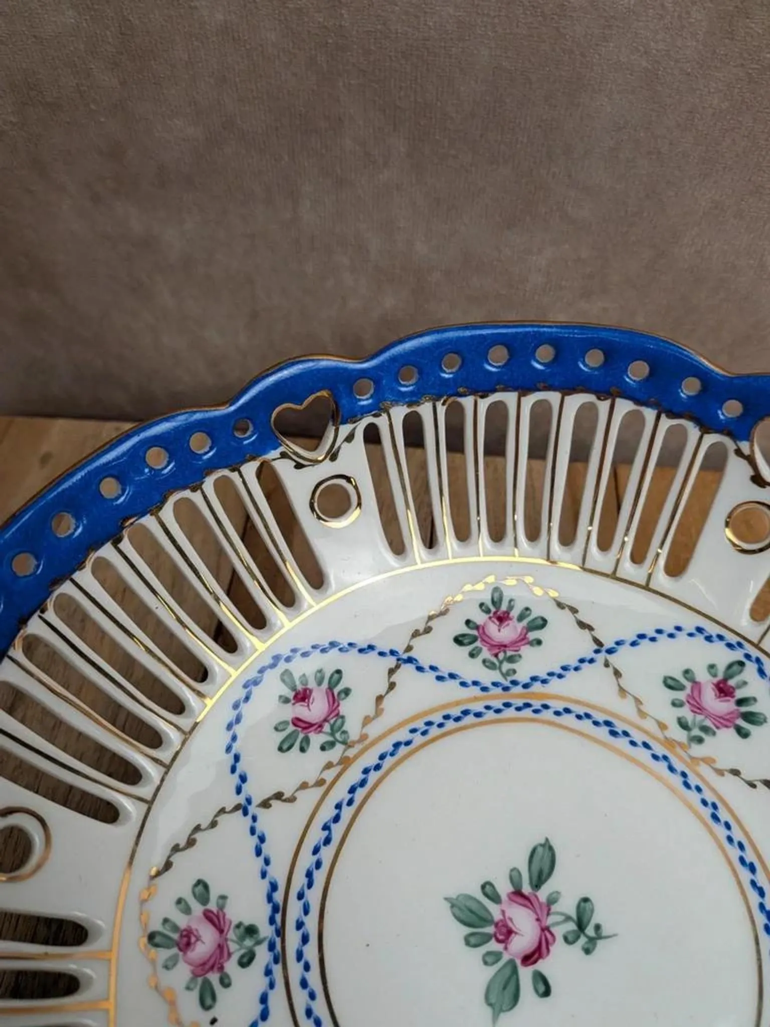 Footed porcelain bowl with openwork – Floral decoration, cobalt blue and gilding