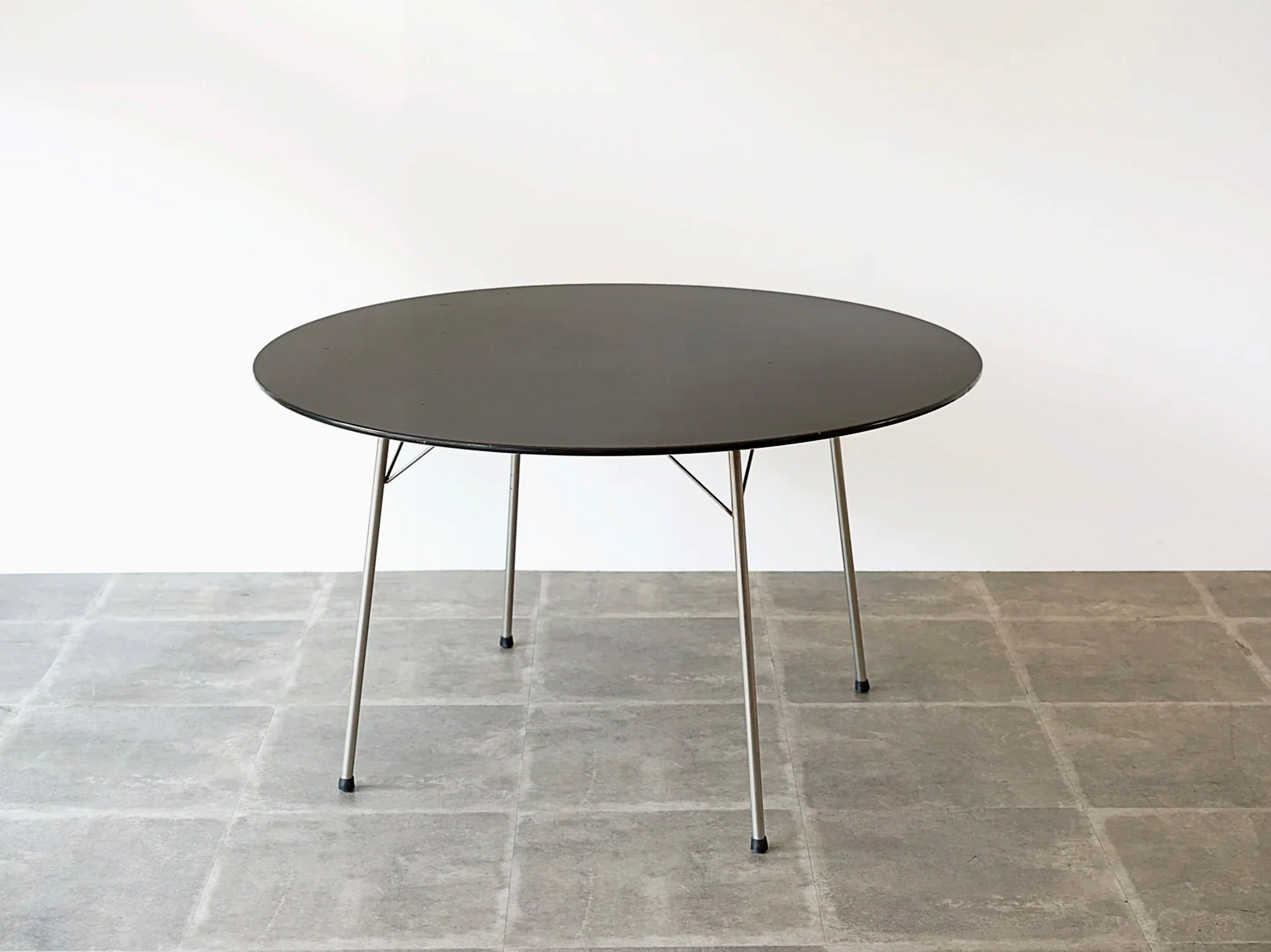 Round table N°3600 Arne Jacobsen - Fritz Hansen.