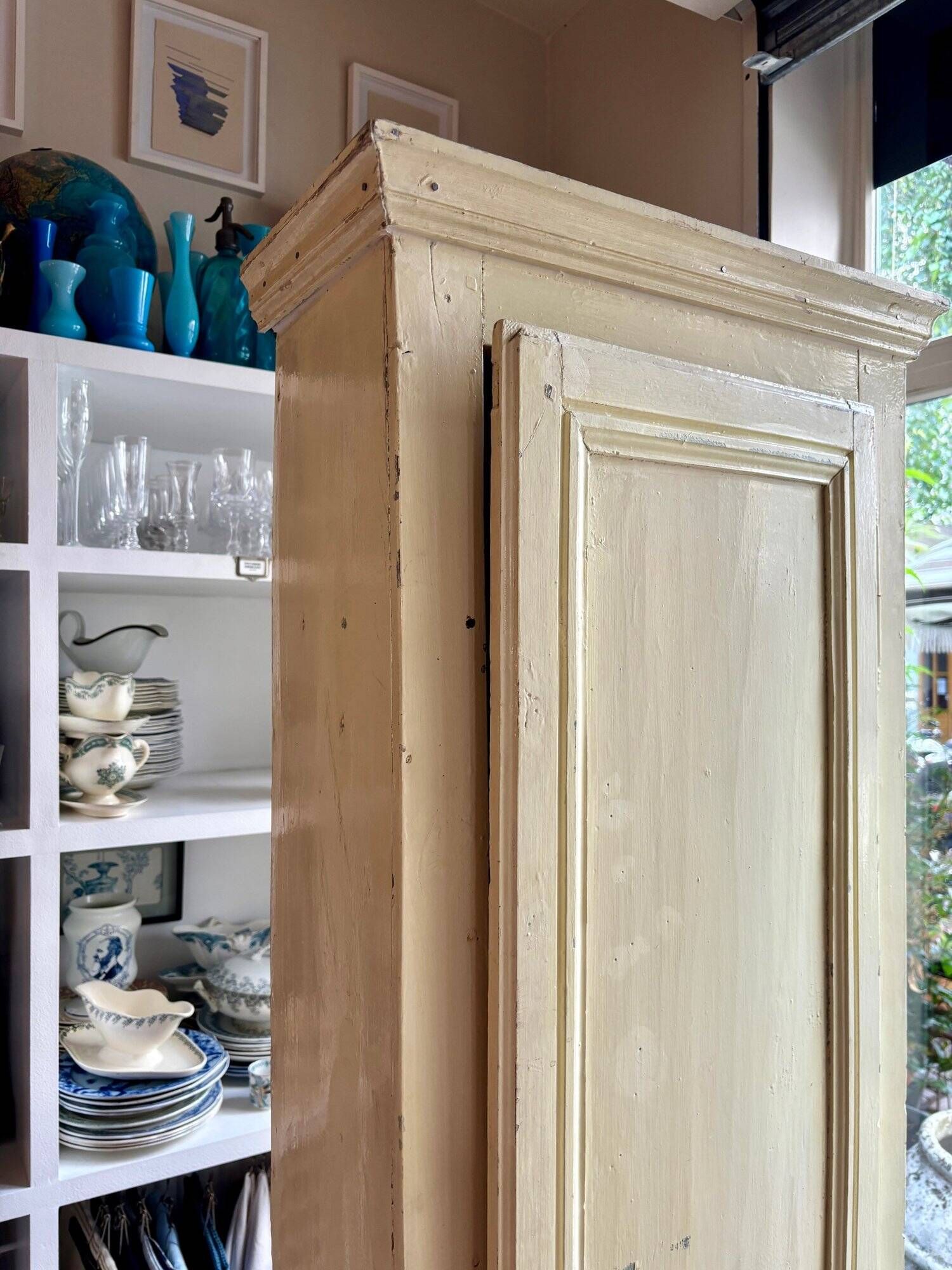 Standing man, cabinet with 1 door, 3 shelves in beige wood