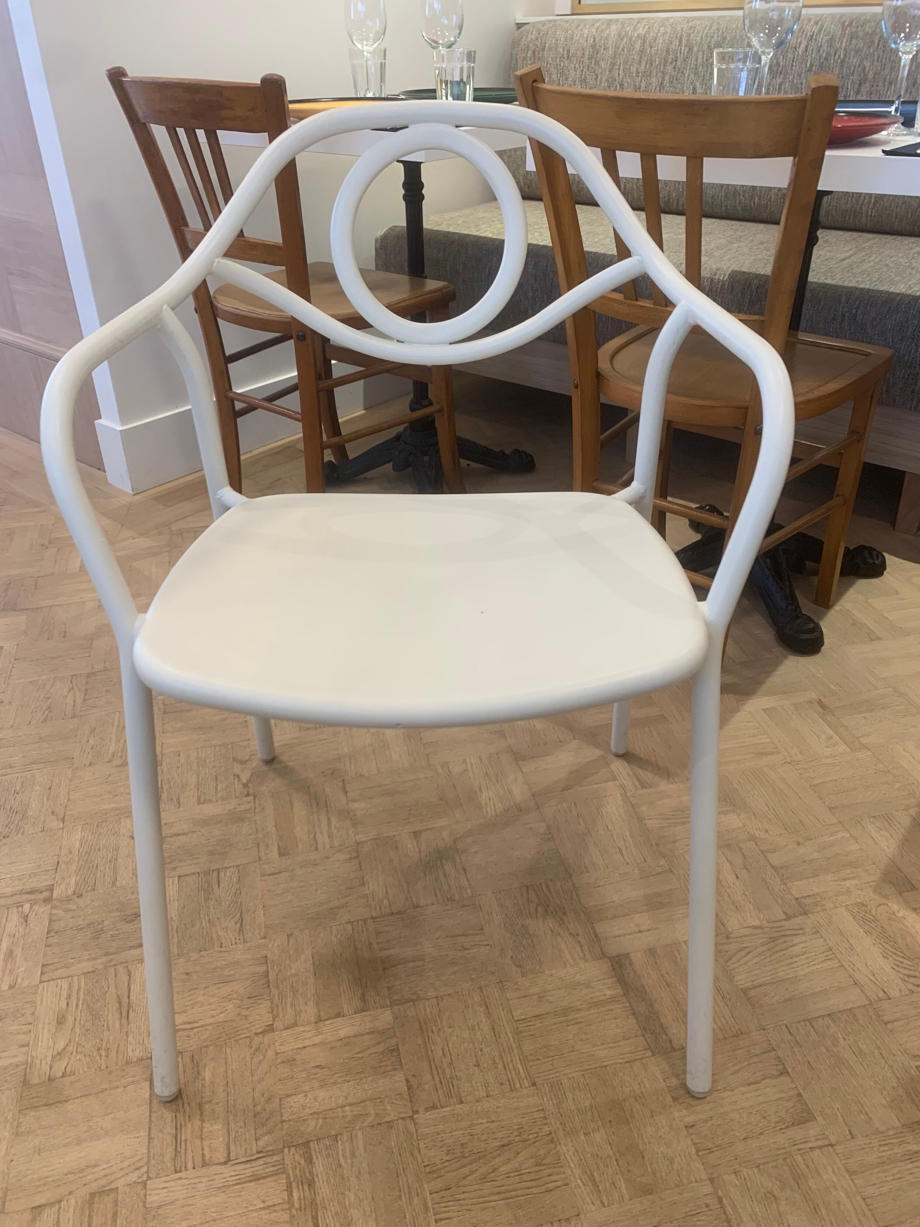 Chaise fauteuil blanche en acier exterieur