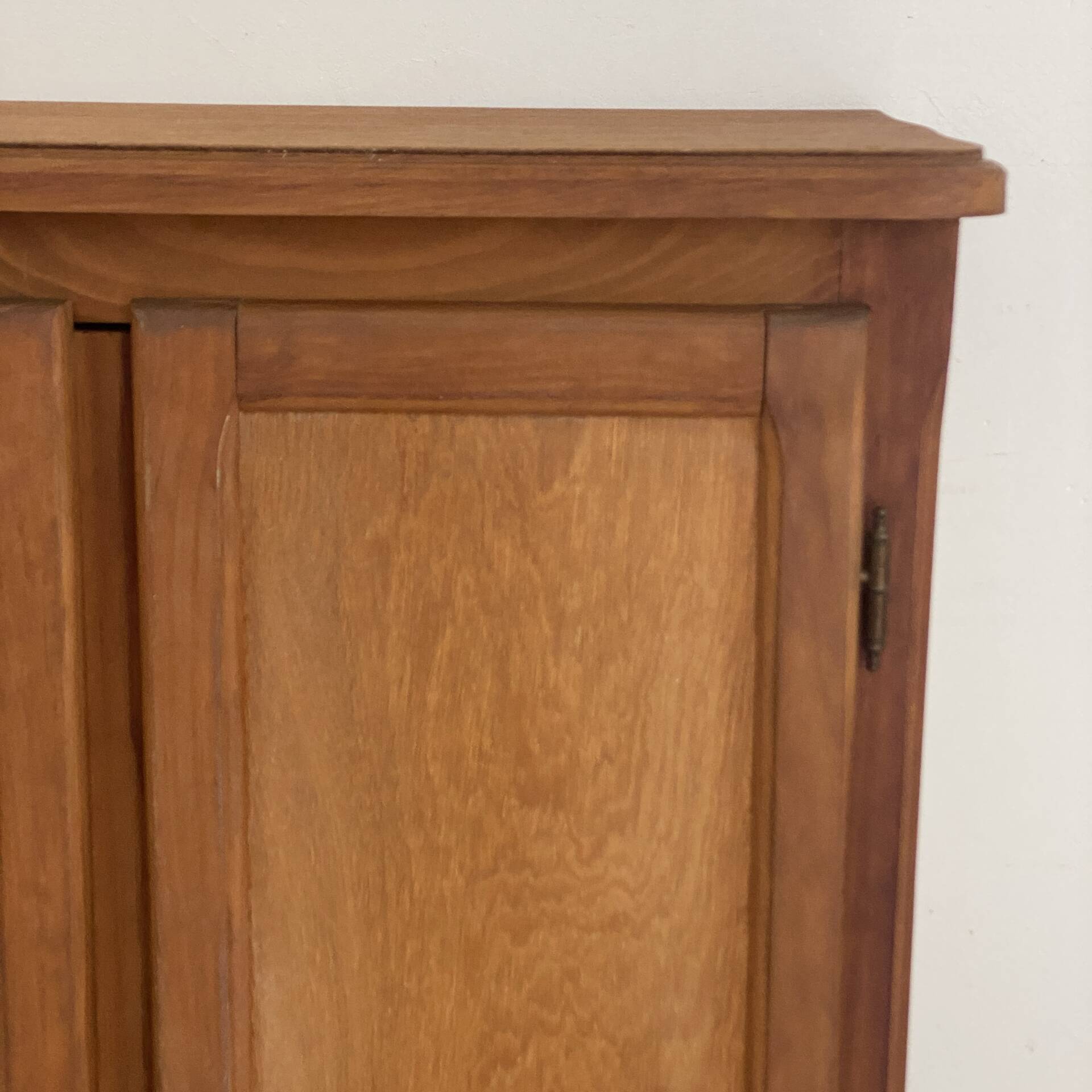 Buffet parisien rangement chaussure vintage 1970's  Hauteur : 101,5 cm