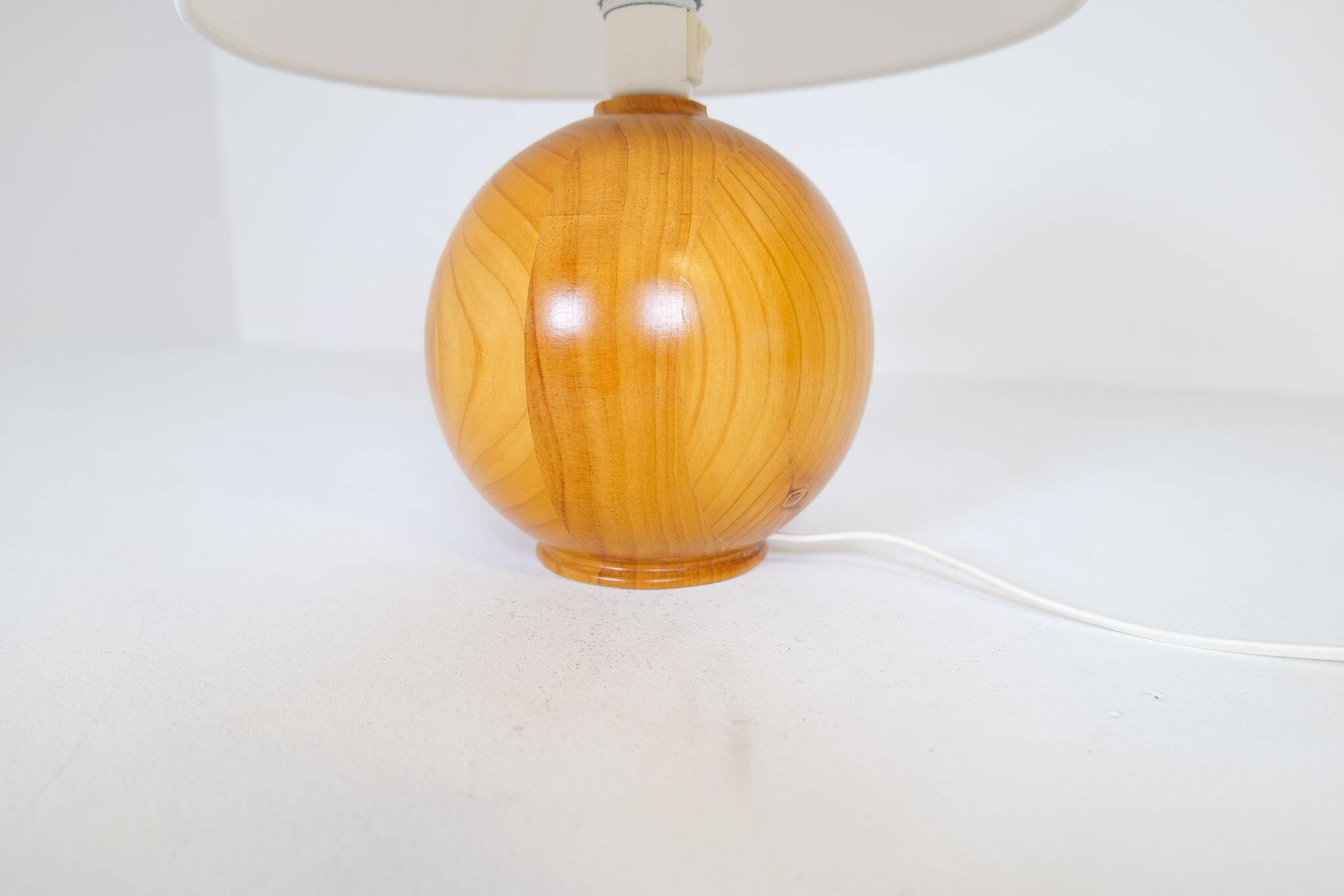 Mid-century modern sculptural table lamp in solid pine, Sweden, 1970s.
