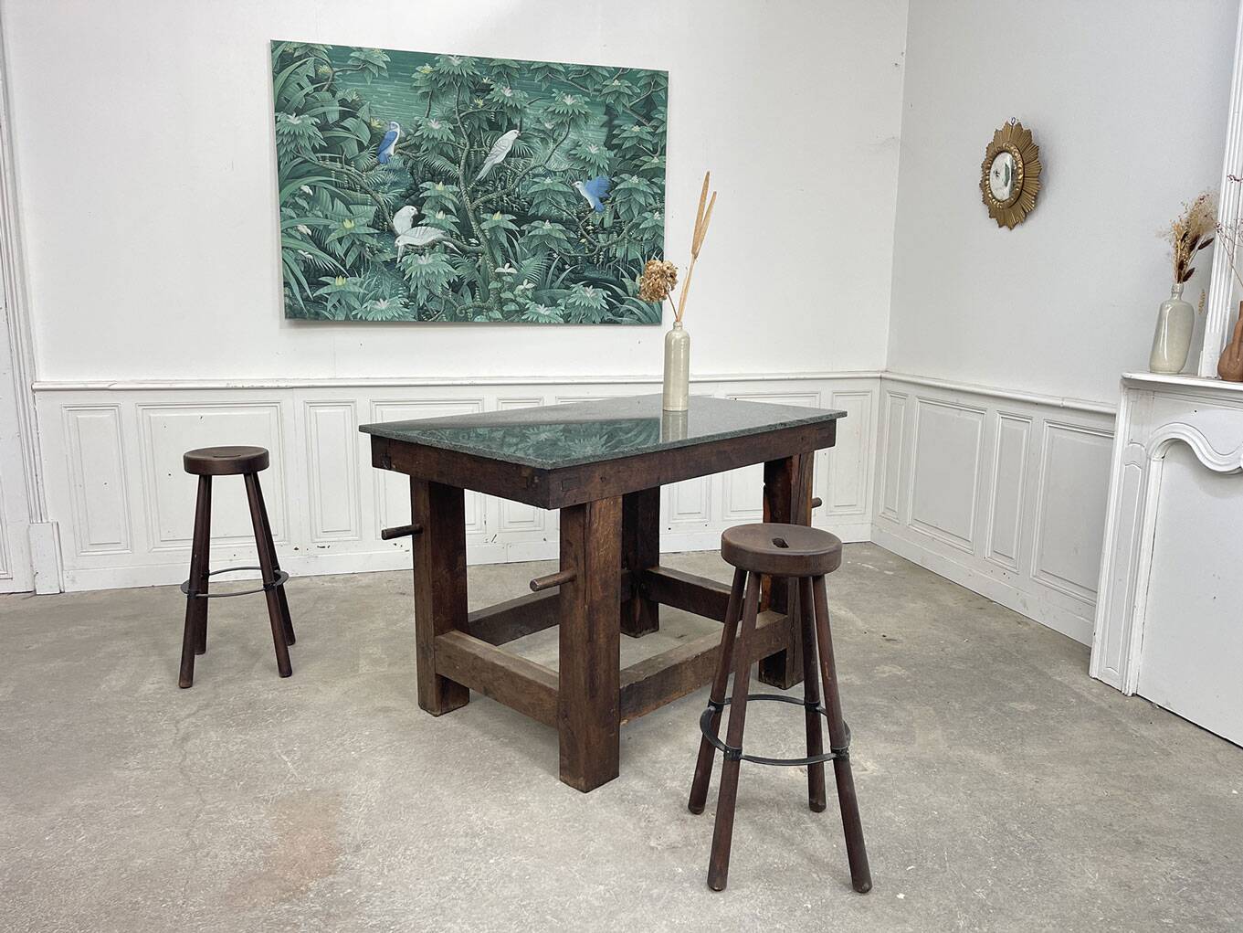 Old work island from 1930 in oak and granite.