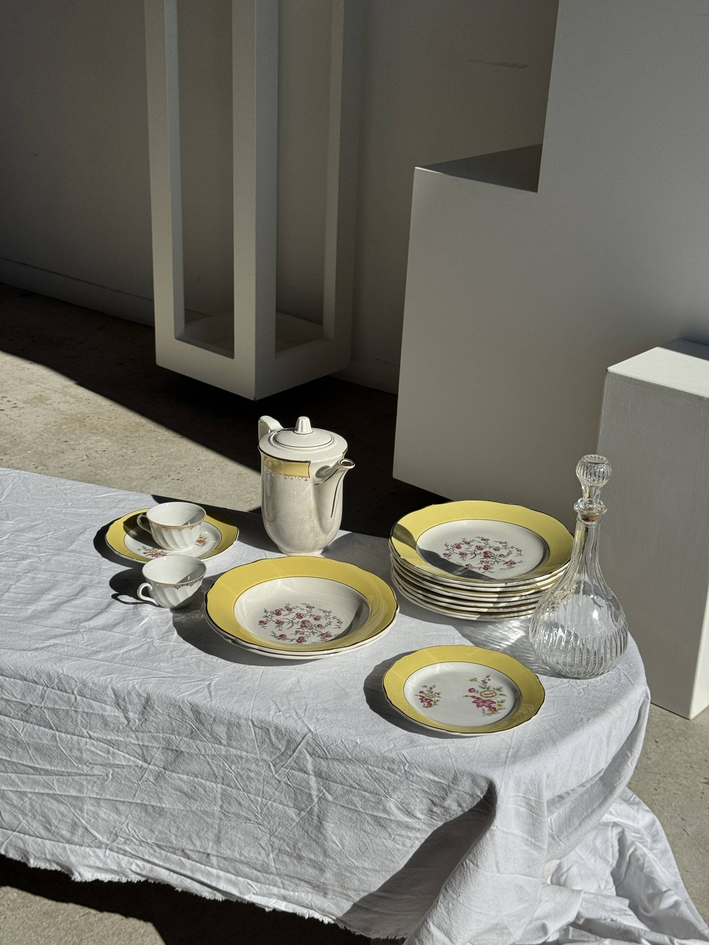 Théière en céramique l'Amandinoise à frise jaune et dorée H21