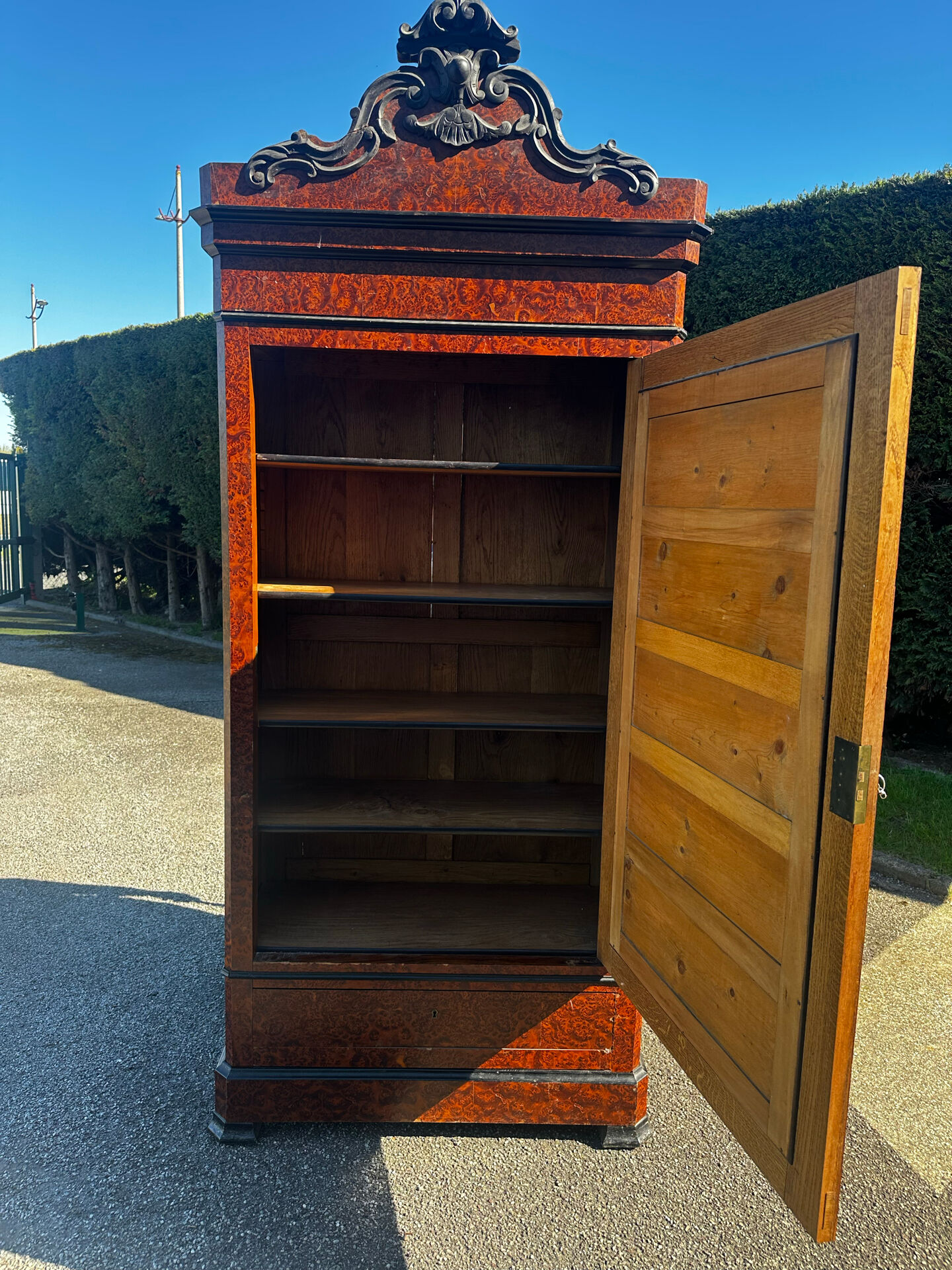 Armoire à glace Napoléon III en placage de loupe