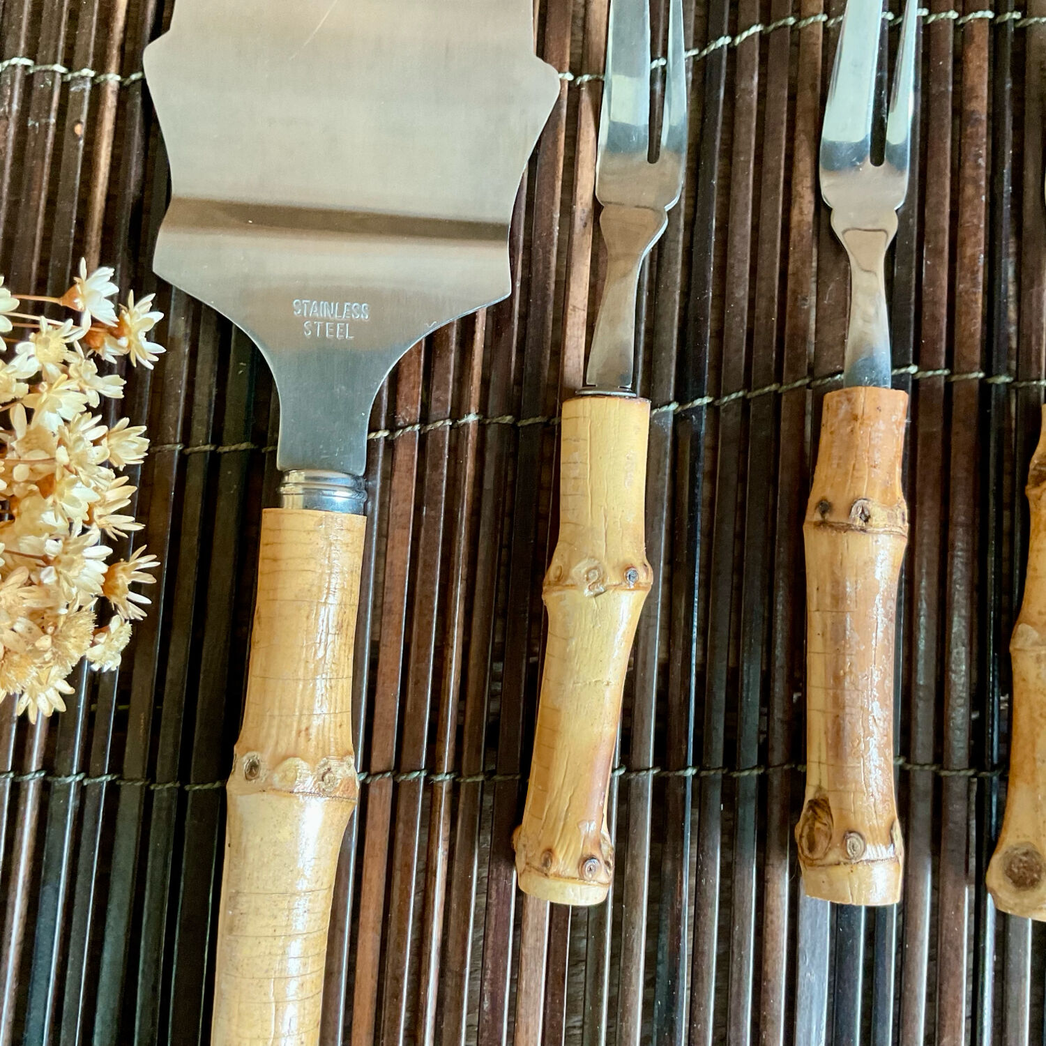 6 bamboo forks and a pie server