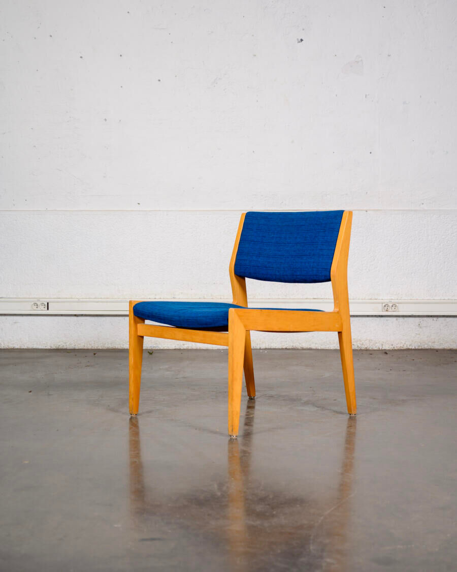 Chauffeuse en bois et tissu bleu