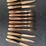 Série fourchettes et couteaux à crustacés ou dessert corne et laiton ancien