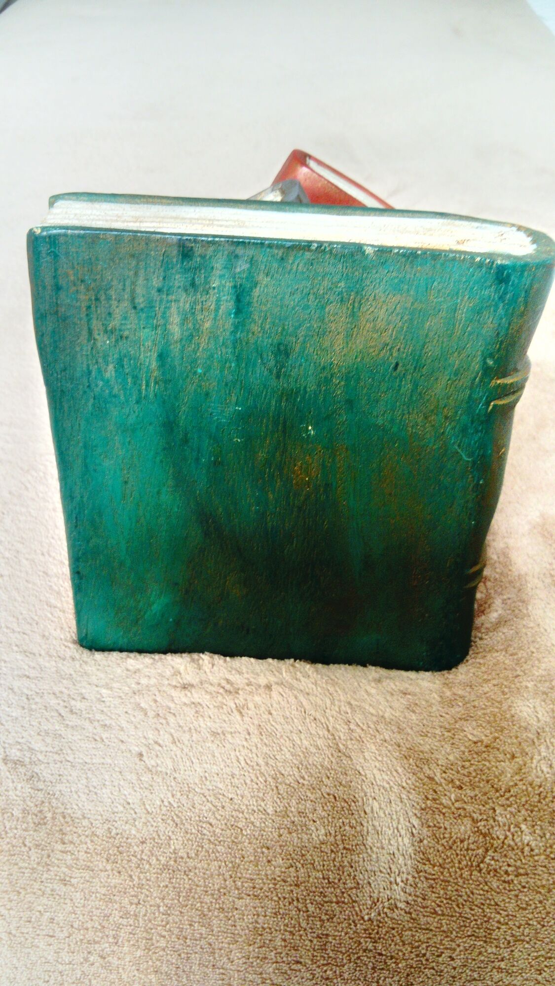 Hold pile holder of books carved wood trompe l oeil