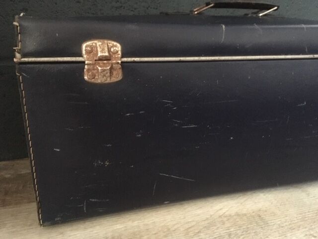 Valise ancienne parallélépipédique bleue