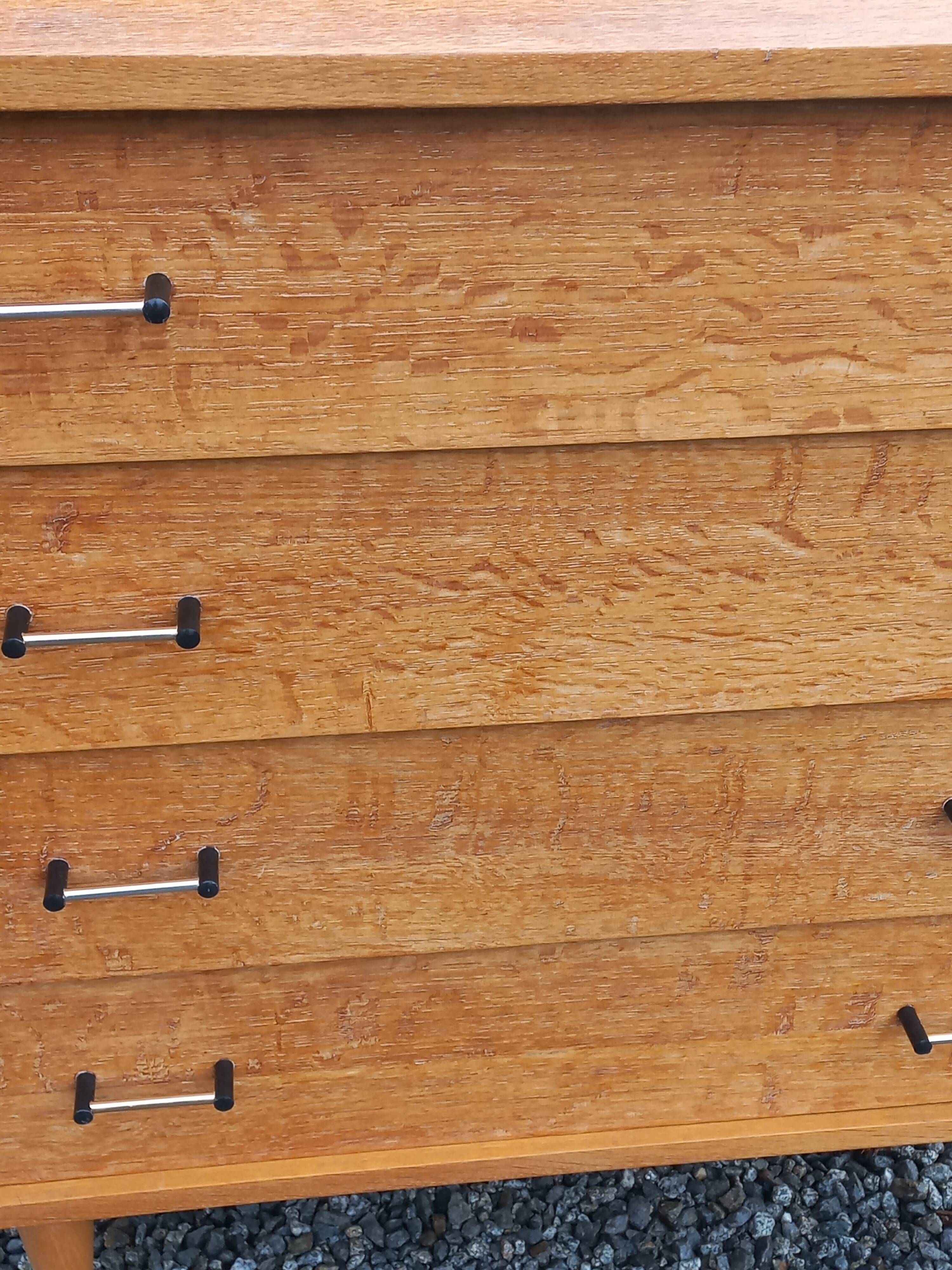 Vintage oak chest of drawers with 4 drawers from the 1960s.