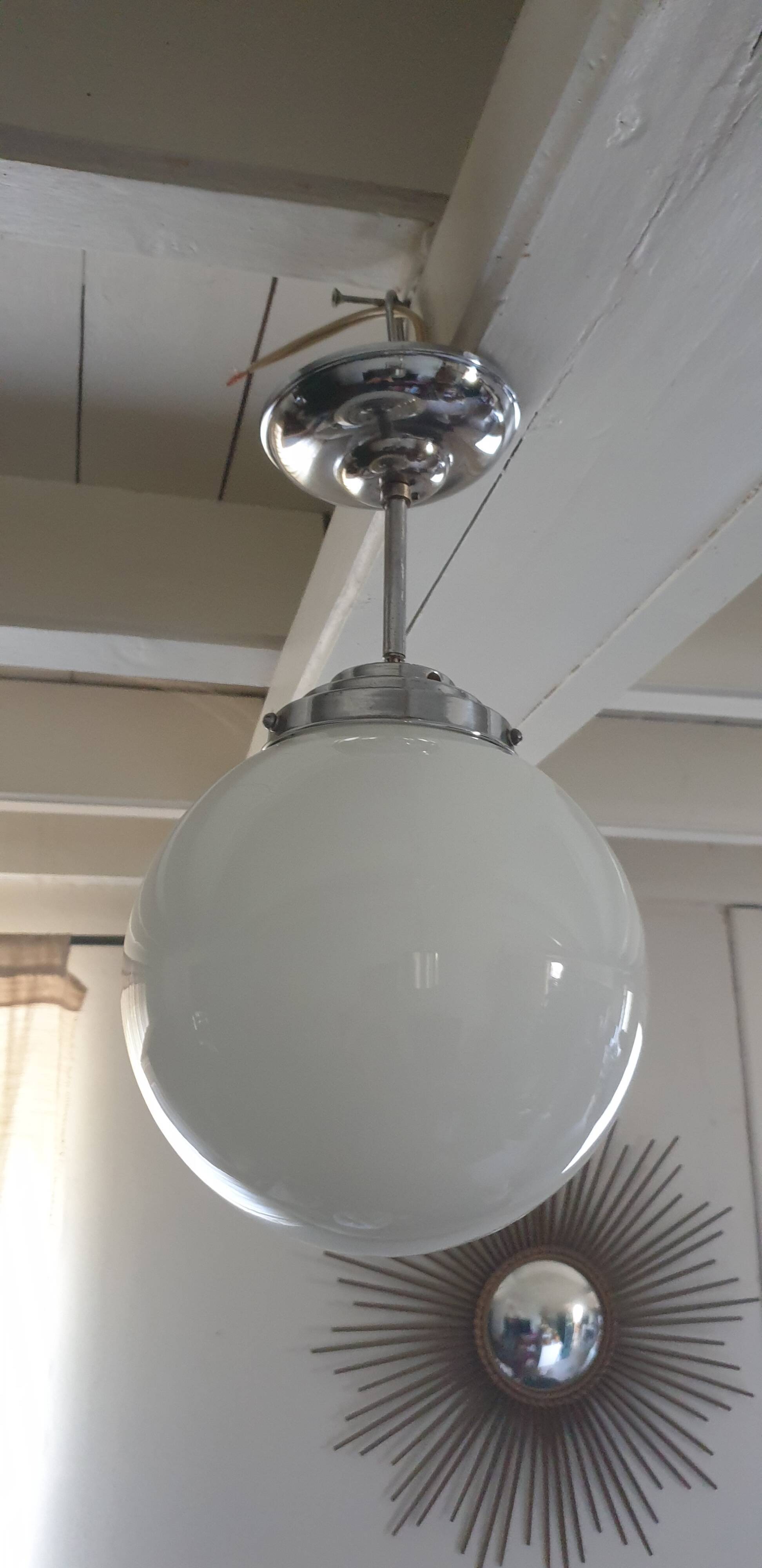 Opaline globe suspension