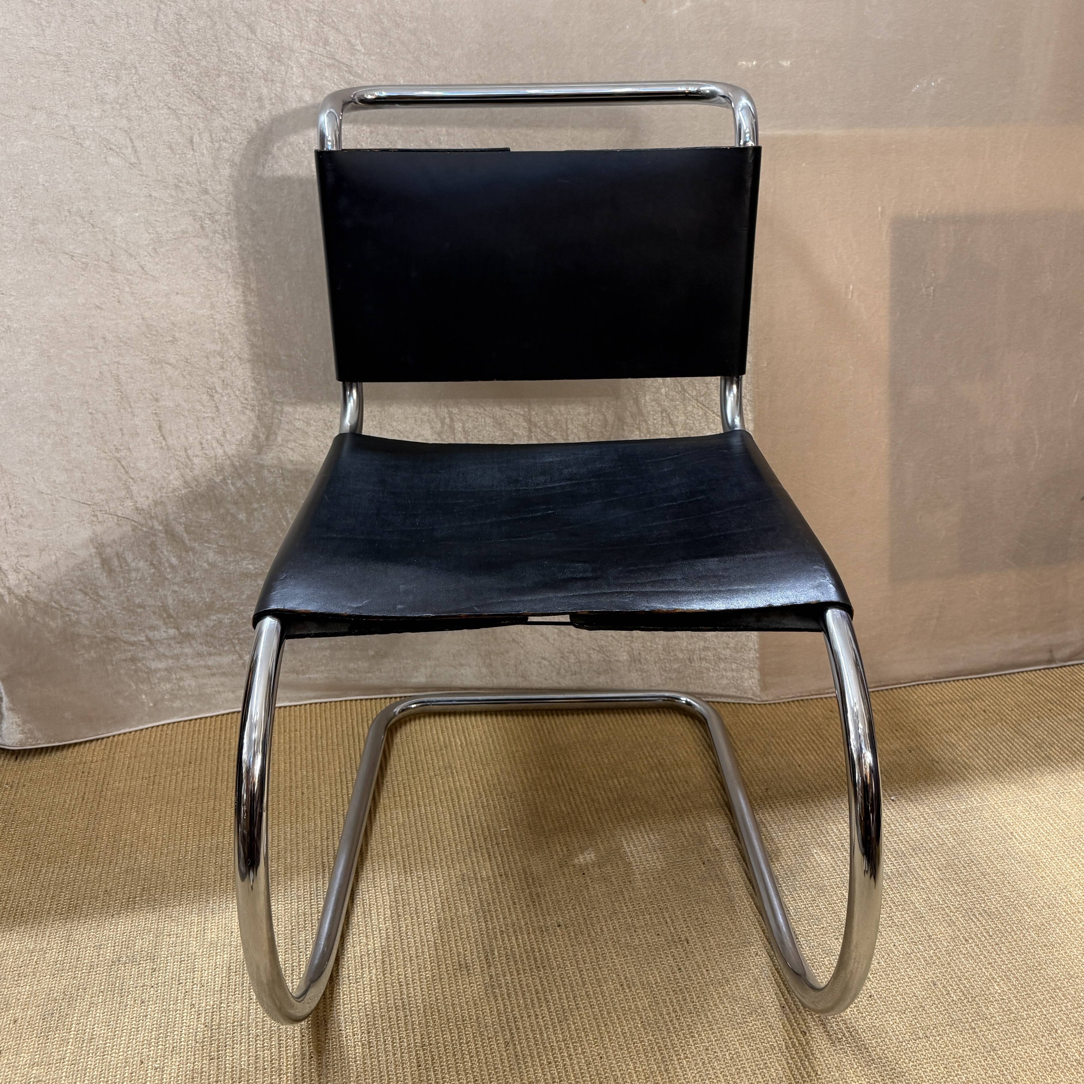 Chaise cantilever MR10, design Mies van der Rohe, cuir et chrome, années 1970
