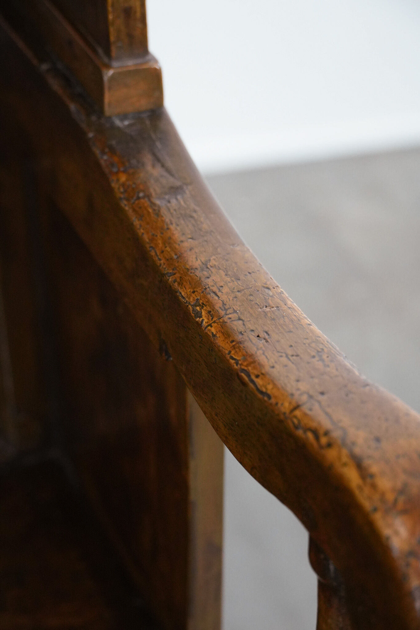 Chaise d'agnelage anglaise ancienne à capuchon du XVIIIe siècle, de forme particulière.