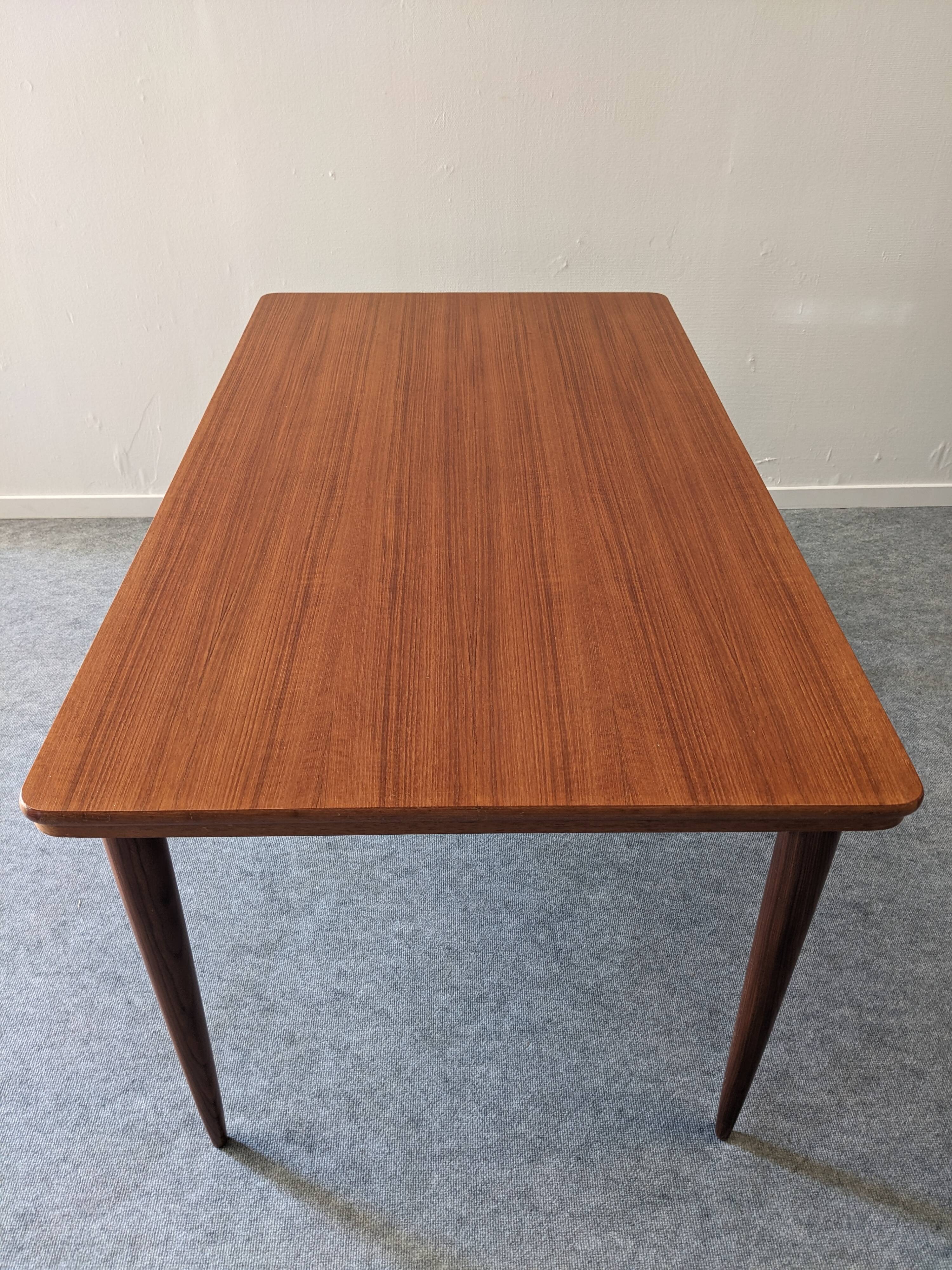 Scandinavian extendable teak dining table from the 50s/60s