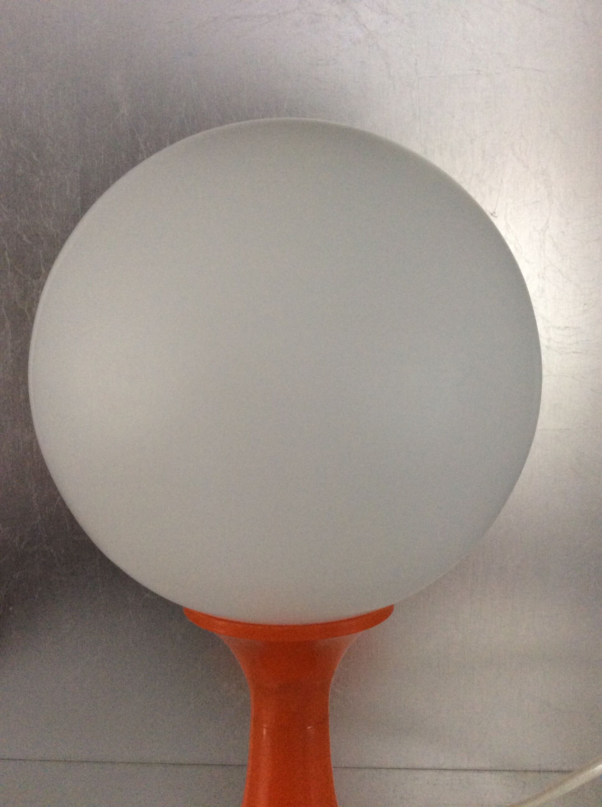 Lampe boule pied tulipe des années 60-70