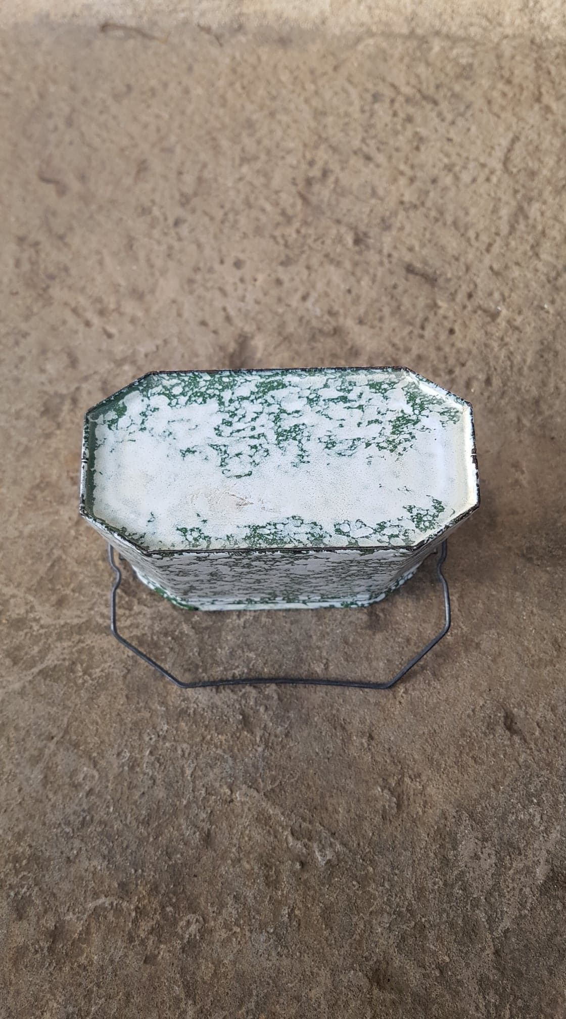 Enamelled sheet metal box