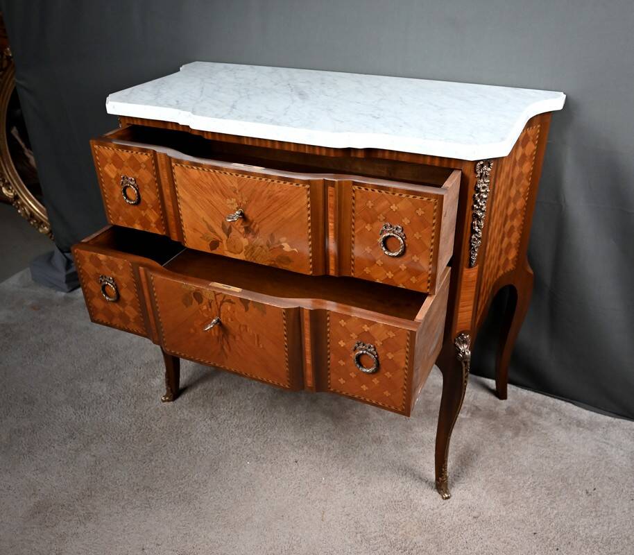 Commode sauteuse en marqueterie, style Transition Louis XV - Louis XVI – milieu XXe
