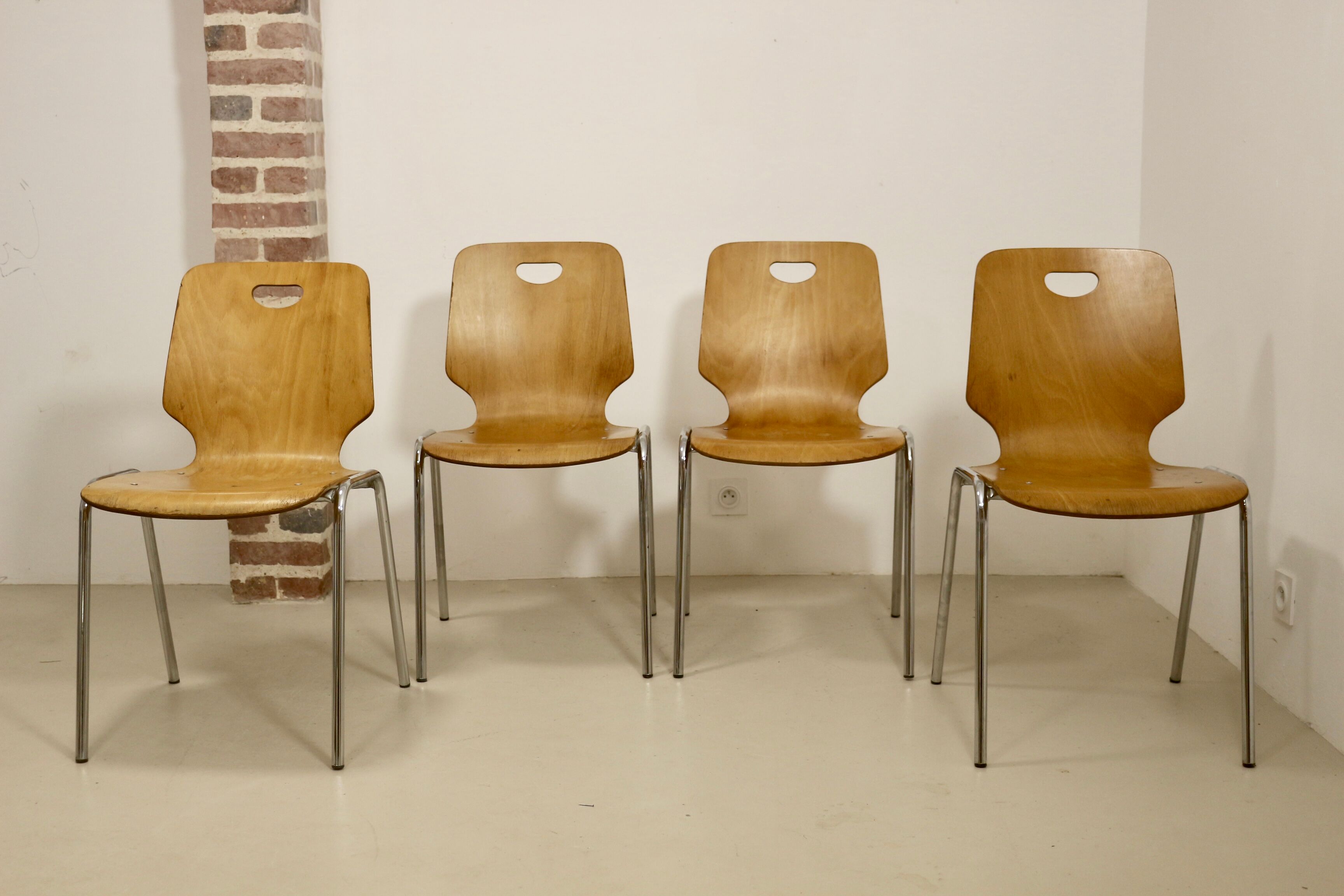 Set of 4 stackable chairs in plywood