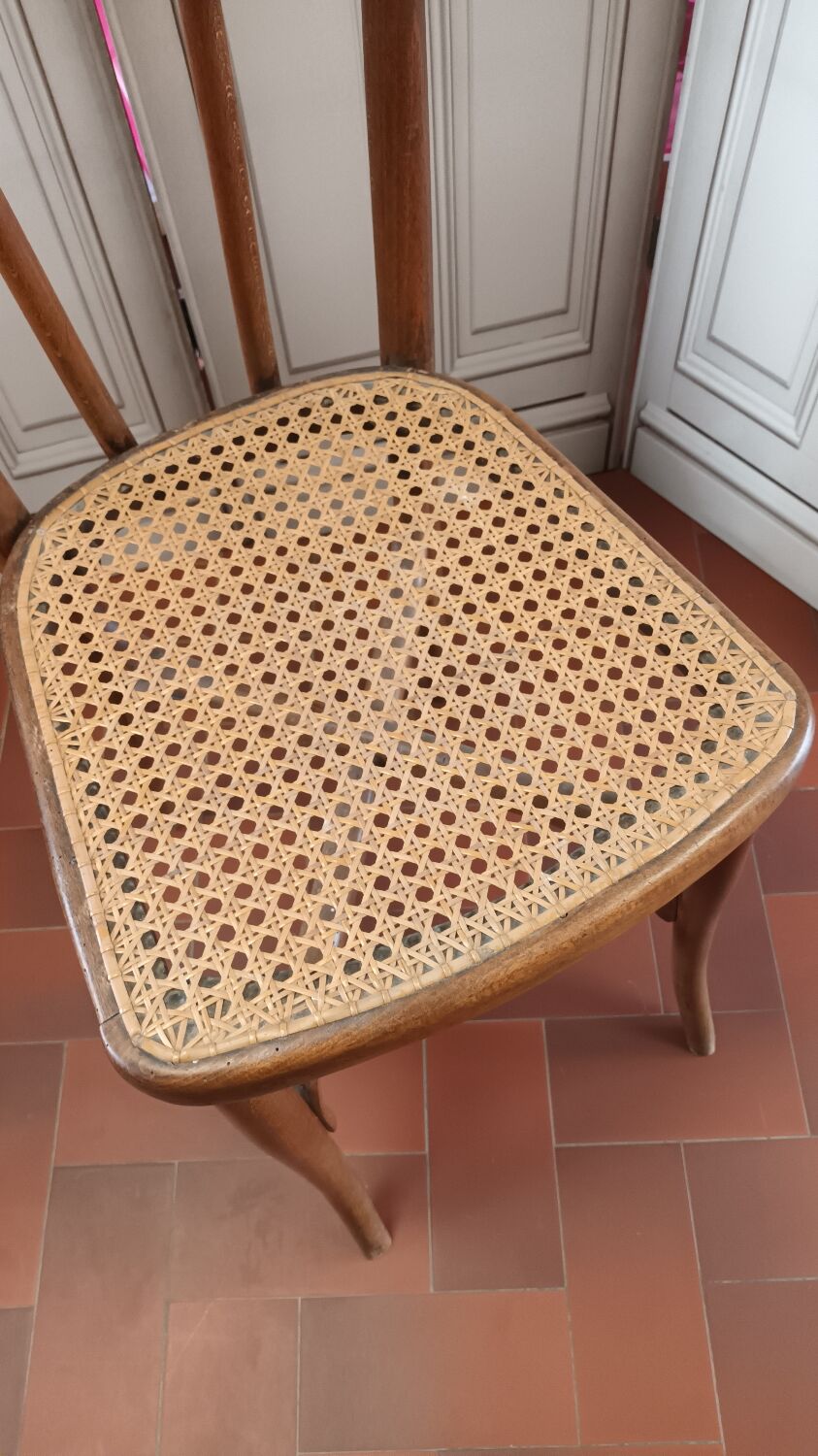 Curved wood bistro chair