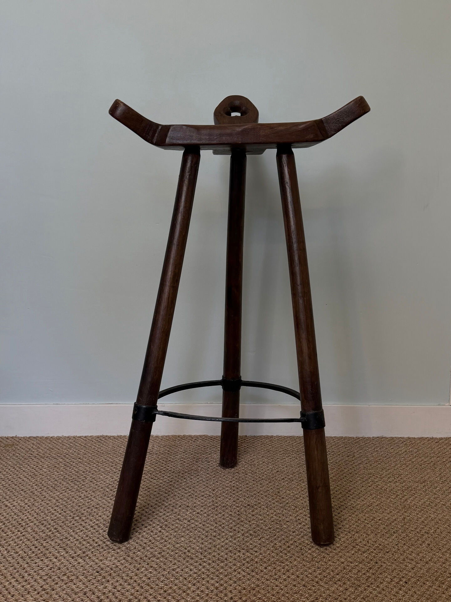 Tabouret haut en bois massif, dossier trilobé
