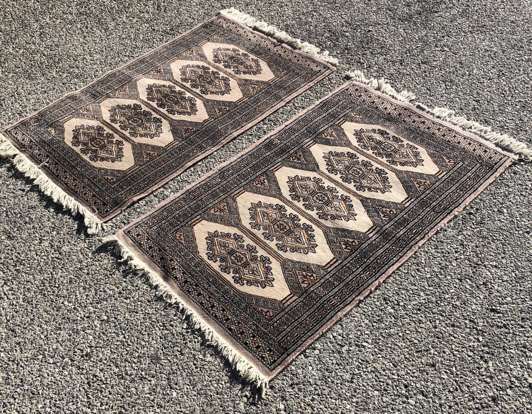 Pair of handmade Pakistani oriental rugs: 1.04 x 0.64 M