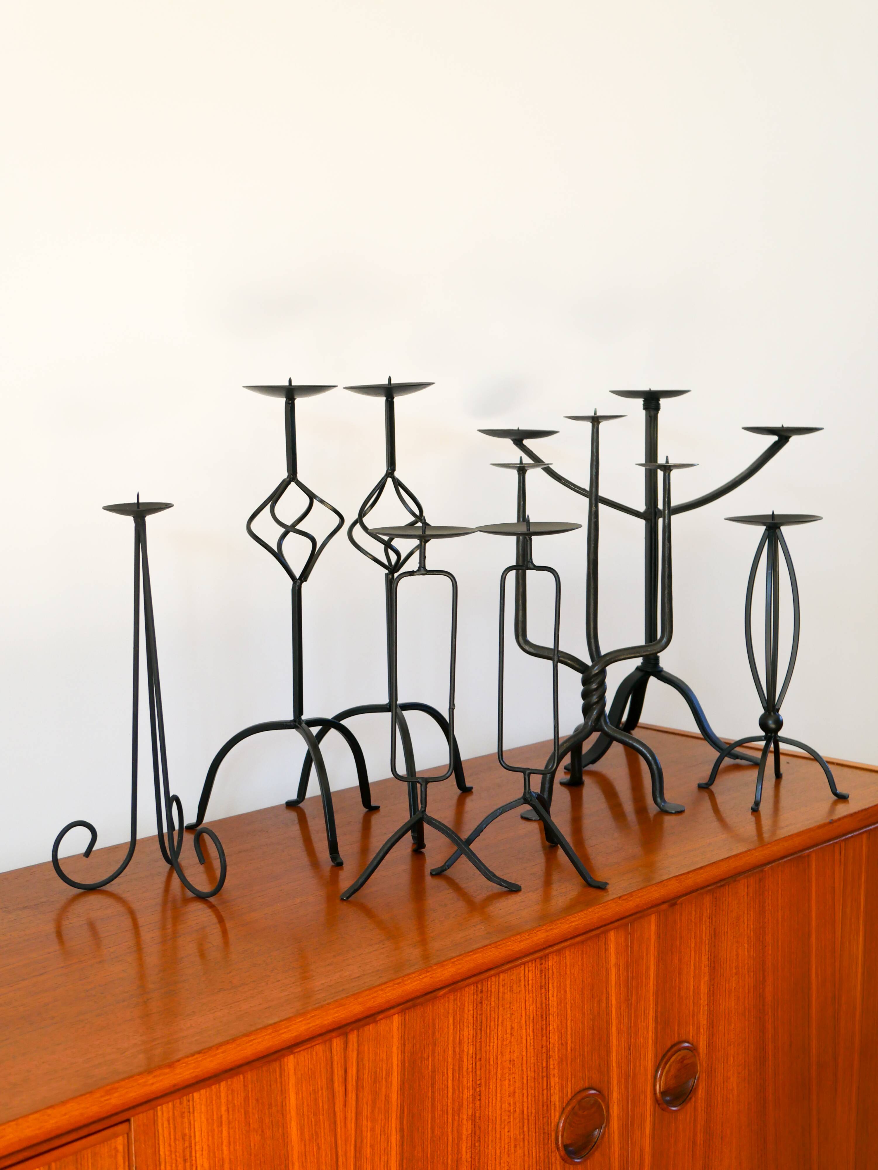 Pair of twisted tripod candlesticks in black iron, Brutalist, 1970 - 44 cm