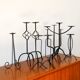 Pair of twisted tripod candlesticks in black iron, Brutalist, 1970 - 44 cm