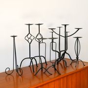 Paire de chandeliers tripodes torsadés en fer Noir, Brutaliste, 1970 - 44 c