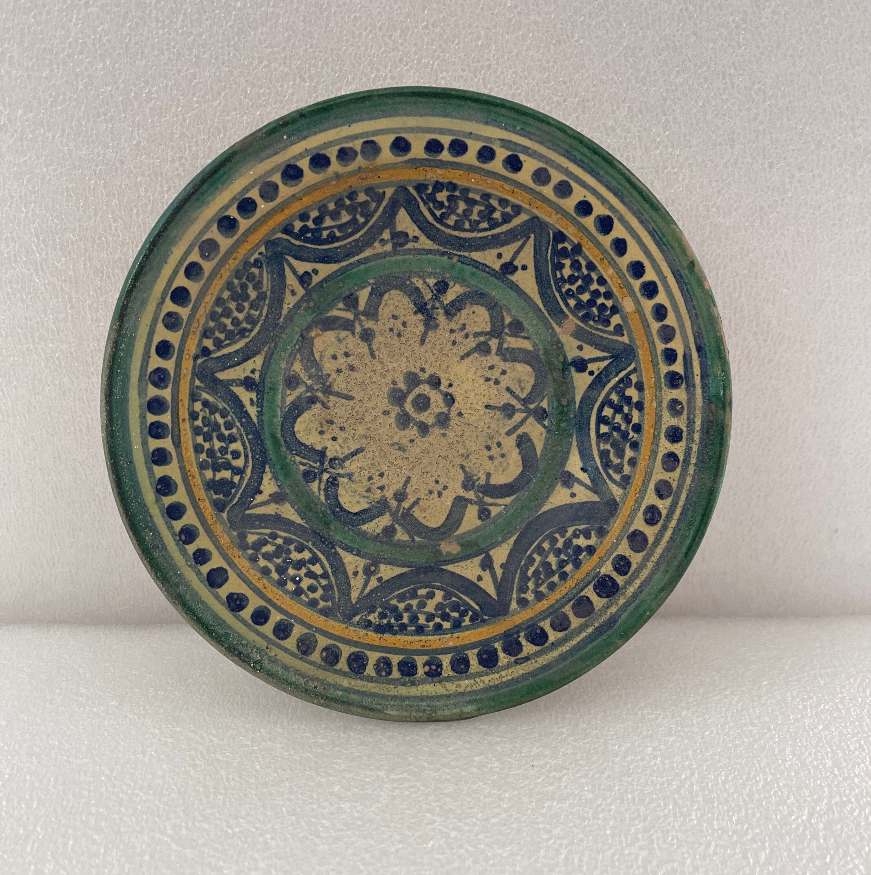 Tunisia ceramic flat glaze cream not very dense diameter 23 cm XVII or XVIII