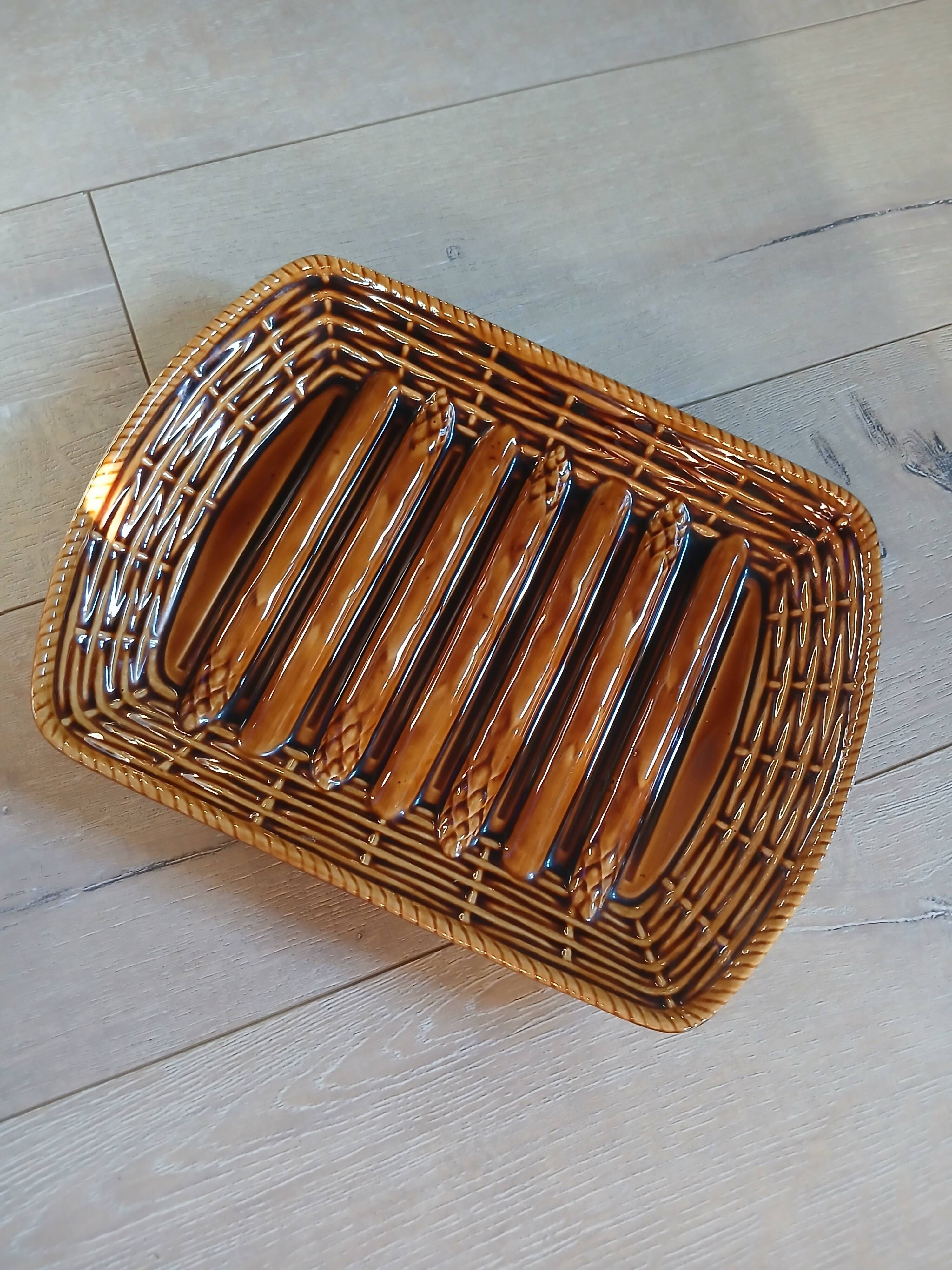 Plat ancien en barbotine Sarreguemines